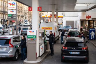 Flambée mondiale des prix du pétrole pourquoi le baril s'envole et ce que cela change pour l'économie mondiale