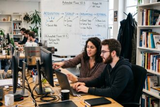 Growth Hacking 2026 Les Strategies d'Acquisition Virale que les Experts Utilisent pour Croitre Sans Budget Massif